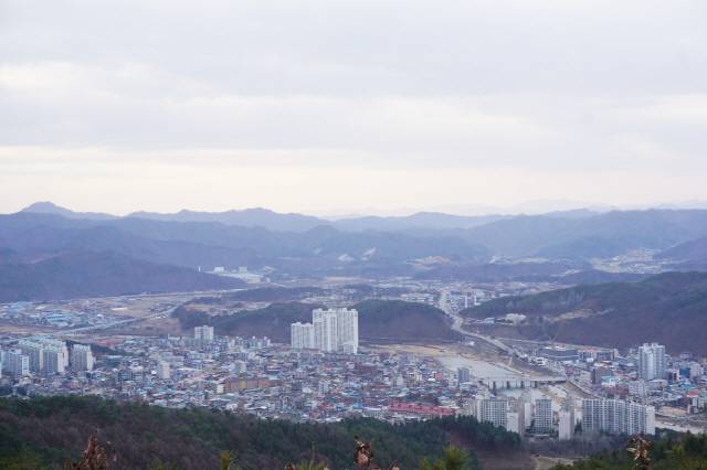 남산 정상에서 한눈에 바라보이는 홍천 전경.&nbsp;