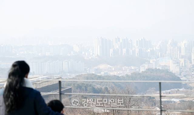 ▲ 강원지역이 미세먼지 나쁨을 보인 지난달 26일 춘천 구봉산에서 바라본 도심이 뿌옇게 보이고 있다. 강원도민일보 자료사진