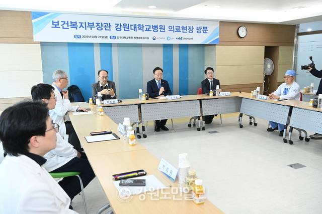 ▲ 조규홍 보건복지부 장관이 21일 춘천 강원대병원에서 현장 의료진의 어려움을 청취했다. 서영