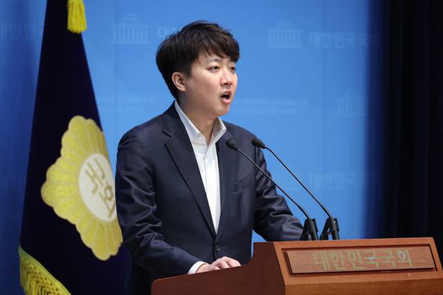 ▲ 개혁신당 이준석 의원이 21일 서울 여의도 국회 소통관에서 국민연금법 개정안 관련 기자회견을 하고 있다. 연합뉴스