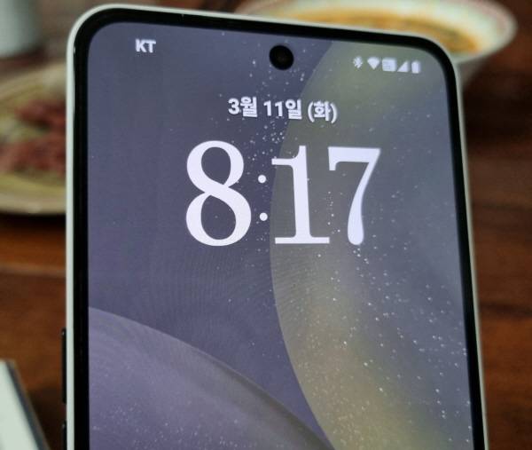 낫싱 폰3a 전면 디스플레이 상단부. 정옥재 기자