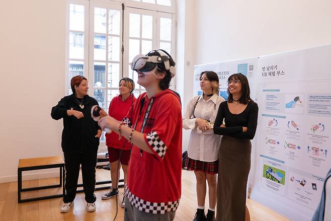 Visitors experience the traditional Korean fighter kite, "bangpae yeon," through virtual reality at the Korean Cultural Center in Buenos Aires in February. (Korea Craft and Design Foundation)