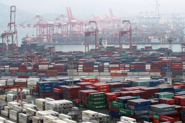 부산항 신선대부두에 수출입 화물이 쌓여 있다. 연합뉴스&nbsp;