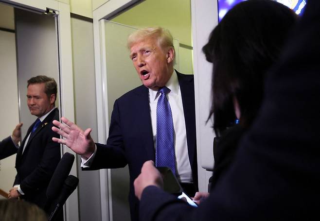 도널드 트럼프 미국 대통령이 16일(현지시간) 워싱턴DC로 돌아가는 에어포스원 안에서 기자들과 대화하고 있다. 로이터연합뉴스