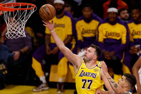 LA 레이커스 루카 돈치치가 20일(한국시간) 미국 캘리포니아주 로스앤젤레스 크립토닷컴 아레나에서 열린 덴버 너기츠와의 경기에서 레이업 슛을 시도하고 있다. EPA연합뉴스