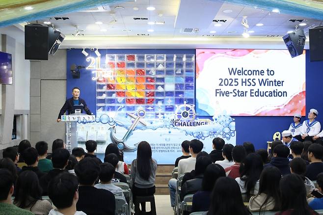 지난 1월 서대천 목사가 서울 서초구 홀리씨즈교회에서 학부모와 학생들을 대상으로 말씀을 전하고 있는 모습. 홀리씨즈교회 제공