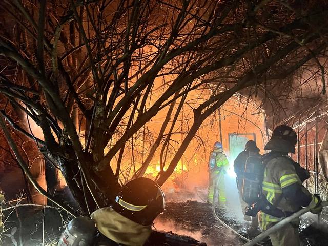 주거용 비닐하우스 화재를 진압 중인 소방관들. 경기도소방재난본부