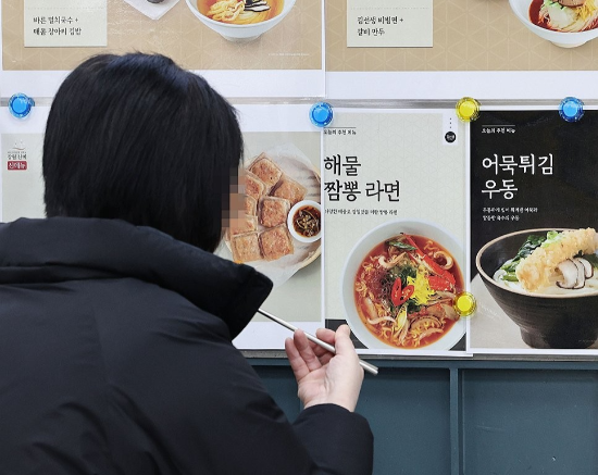 서울 시내의 한 푸드코트에서 한 시민이 혼자 밥을 먹고 있다.(사진=연합뉴스)