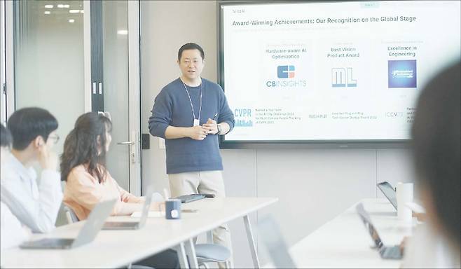 다양한 맞춤형 인공지능(AI) 제품을 개발하는 노타. 서 있는 인물이 채명수 대표. (노타 제공)