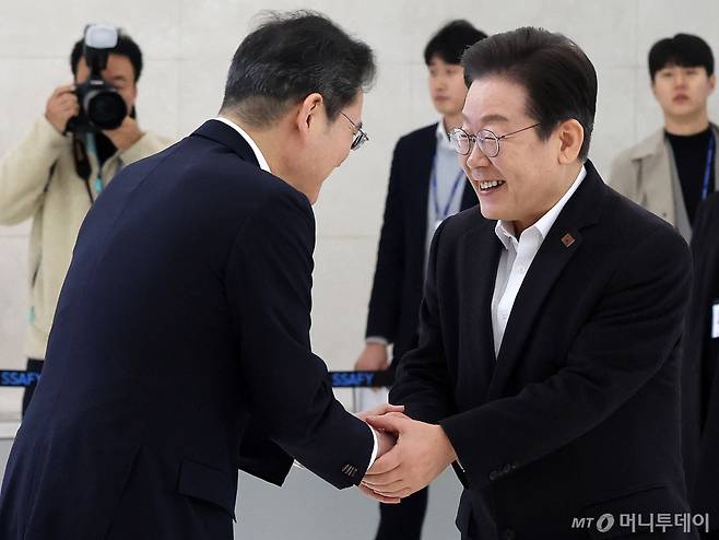 이재명 더불어민주당 대표가 20일 오전 서울 강남구 삼성 청년 소프트웨어 아카데미(SSAFY)에서 열린 청년 취업 지원을 위한 현장 간담회에 앞서 마중 나온 이재용 삼성전자 회장과 인사하고 있다. / 사진제공=뉴스1