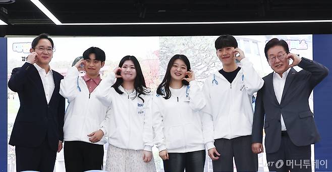 이재명 더불어민주당 대표와 이재용 삼성전자 회장이 20일 오전 서울 강남구 삼성 청년 소프트웨어 아카데미(SSAFY)에서 열린 청년 취업 지원을 위한 현장 간담회에서 기념촬영을 하고 있다. / 사진제공=뉴스1