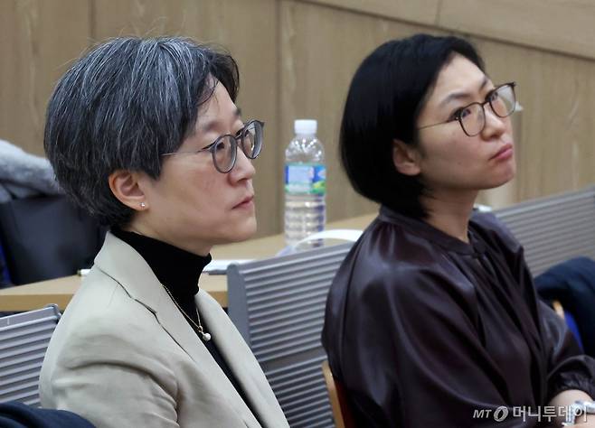 [서울=뉴시스] 홍효식 기자 = 강희경(왼쪽) 서울대병원 소아청소년과 교수와 하은진 서울대병원 중환자의학과 교수가 20일 서울 종로구 서울대학교 의과대학 융합관 양윤선홀에서 서울의대-서울대병원 임상의료정책연구회 주최로 열린 '더 나은 의료체계를 위해' 심포지엄에서 발제를 경청하고 있다.  강 교수와 하 교수를 비롯한 오주환, 한세원 서울대의대·서울대병원 교수는 지난 17일 '복귀하는 동료는 더 이상 동료가 아니라고 주장하는 분들께 이제는 결정할 때입니다'라는 성명을 내며 전공의들을 강도 높게 비판한 바 있다. 2025.03.20. yesphoto@newsis.com /사진=홍효식