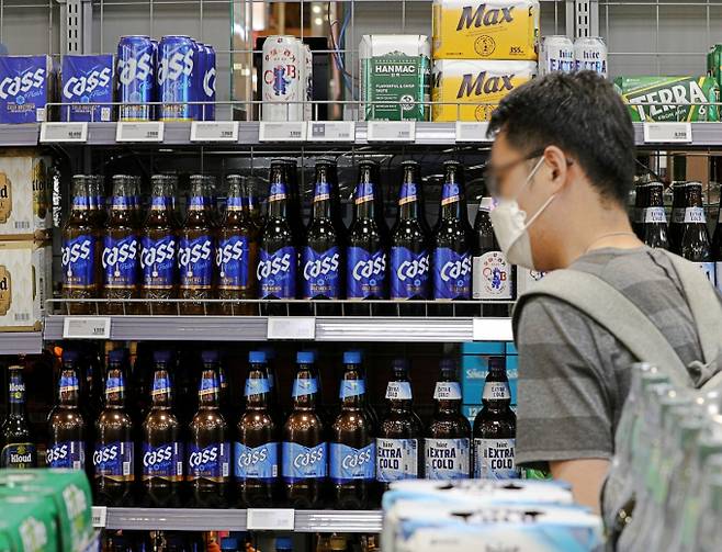 오비맥주가 4월1일부터 주요 맥주제품의 공장 출고가격을 평균 2.9% 인상한다. /사진=뉴스1
