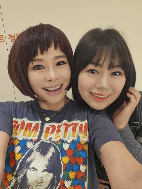 현숙 가수(왼쪽)는 조카 정가영 가수를 소개하며 “우리 참 닮았지요”라며 환하게 웃었다.