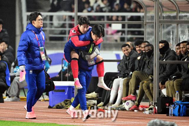 대한민국 축구대표팀 이강인이 20일 오후 경기도 고양종합운동장에서 진행된 '2026 국제축구연맹(FIFA) 북중미 월드컵 아시아지역 최종예선' 오만과의 경기에서 부상으로 교체되고 있다./고양=곽경훈 기자
