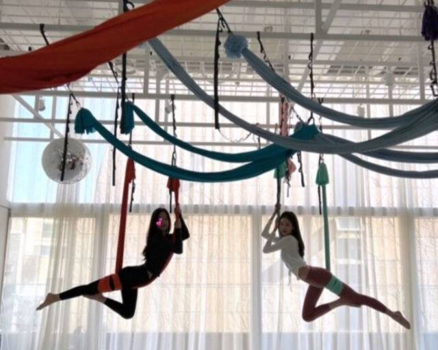 장원영과 이주영이 필라테스를 하고 있다. / 온라인 커뮤니티 캡처