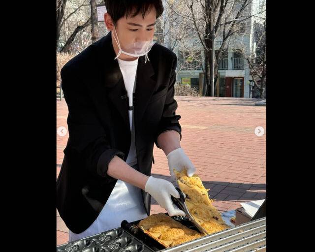 닉쿤이 진지하게 붕어빵을 자르고 있다. / 닉쿤 SNS 캡처