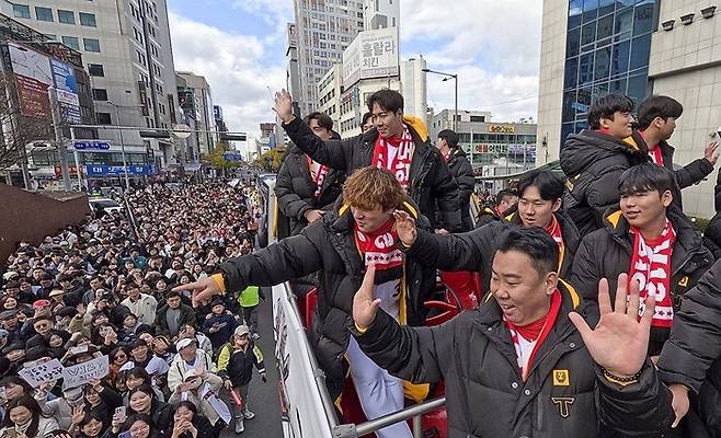 기아타이거즈 선수단이 우승 기념 카퍼레이드를 30일 오후 광주 금남로 일원에서 시민들의 열렬한 환영 속에 펼치고 있다.