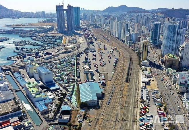 [부산=뉴시스] 하경민 기자 = 정부가 경부선 부산진역~부산역 등 3개 구간에 대해 올해 상반기 중 철도 지하화를 우선 추진하기로 19일 발표했다.부산진역~부산역 구간 경부선 선로는 인공 지반으로 덮는 사업을 추진한다. 사업지는 약 37만㎡, 사업비 1조4000억원 규모다. 사진은 부산역(위)과 옛 부산진역(아래)을 잇는 선로의 모습. 2025.02.19. yulnetphoto@newsis.com