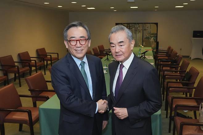 [서울=뉴시스] 제79차 유엔총회에 참석 중인 조태열 외교부 장관은 28일(현지시각) 왕이 중국 공산당 중앙정치국 위원 겸 외교부장과 약 45분 간 회담을 갖고 한중관계와 한반도 문제 등 상호 관심사에 대해 의견을 교환했다. (사진=외교부 제공) 2024.09.29. photo@newsis.com *재판매 및 DB 금지