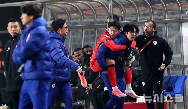 [고양=뉴시스] 추상철 기자 = 20일 오후 경기 고양시 고양종합운동장에서 열린 '2026 국제축구연맹(FIFA) 북중미 월드컵 아시아 지역 3차 예선 B조 7차전' 대한민국과 오만의 경기, 부상당한 이강인이 퇴장하고 있다. 2025.03.20. scchoo@newsis.com