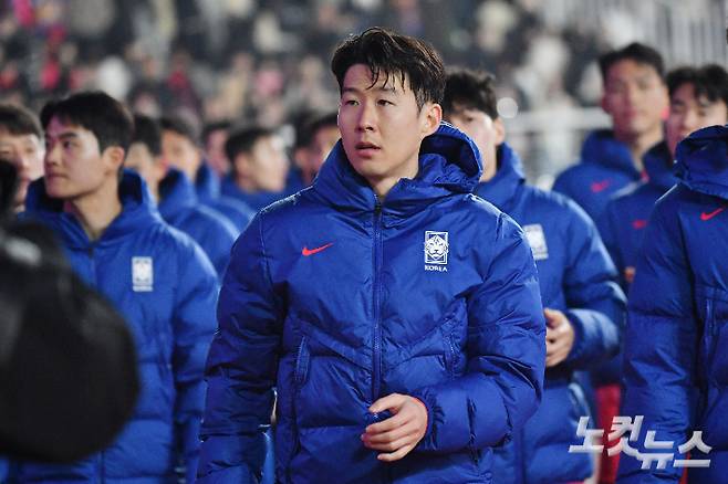 손흥민이 20일 경기도 고양종합운동장에서 열린 2026 국제축구연맹(FIFA) 북중미 월드컵 아시아 지역 3차 예선 대한민국 대 오만 경기에서 무승부로 경기를 마친 후 관중들에게 인사를 하고 있다. 류영주 기자