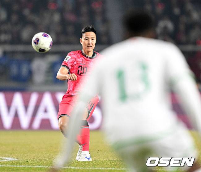 [OSEN=고양, 최규한 기자] 대한민국 남자축구대표팀이 20일 고양종합운동장에서 ‘2026 국제축구연맹(FIFA) 북중미 월드컵’ 아시아지역 3차 예선 B조 7차전 오만과 맞대결을 펼쳤다.B조에 속해 있는&nbsp;한국은 4승 2무, 승점 14로 조 선두를 달리고 있다. 2위는 이라크(승점 11), 3위는 요르단(승점 9)이다.&nbsp;한국이 이번 2연전에서 2승을 거두면 북중미 월드컵 본선진출을 조기에 확정한다.&nbsp;전반 한국 권경원이 패스를 하고 있다. 2025.03.20 / dreamer@osen.co.kr