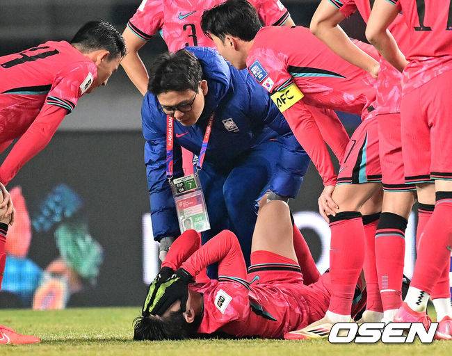 [OSEN=고양, 최규한 기자] 대한민국 대표팀이 홈에서 오만에 1-1로 비겼다.&nbsp;홍명보(56)&nbsp;감독이 이끄는 한국 축구 대표팀은 20일 오후 8시 고양종합운동장에서 열린 2026 국제축구연맹(FIFA) 북중미 월드컵 아시아지역 3차 예선 B조 7차전 오만과 맞대결을 치러 1-1로 비겼다. 후반 한국 이강인이 부상으로 쓰러져 고통스러워 하고 있다. 2025.03.20 / dreamer@osen.co.kr