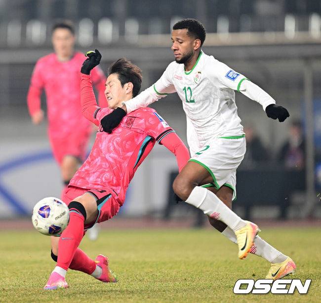 [OSEN=고양, 최규한 기자] 대한민국 대표팀이 홈에서 오만에 1-1로 비겼다.&nbsp;홍명보(56)&nbsp;감독이 이끄는 한국 축구 대표팀은 20일 오후 8시 고양종합운동장에서 열린 2026 국제축구연맹(FIFA) 북중미 월드컵 아시아지역 3차 예선 B조 7차전 오만과 맞대결을 치러 1-1로 비겼다. 후반 한국 이강인이 상대 수비에 넘어지고 있다. 2025.03.20 / dreamer@osen.co.kr