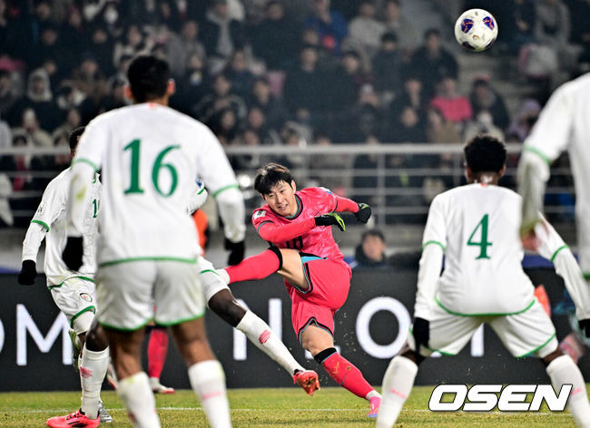 [OSEN=고양, 조은정 기자]대한민국 대표팀이 홈에서 오만에 1-1로 비겼다. 홍명보(56) 감독이 이끄는 한국 축구 대표팀은 20일 오후 8시 고양종합운동장에서 열린 2026 국제축구연맹(FIFA) 북중미 월드컵 아시아지역 3차 예선 B조 7차전 오만과 맞대결을 치러 1-1로 비겼다.후반 한국 이강인의 슛이 오만 선수에게 막히고 있다. 2025.03.20 /cej@osen.co.kr