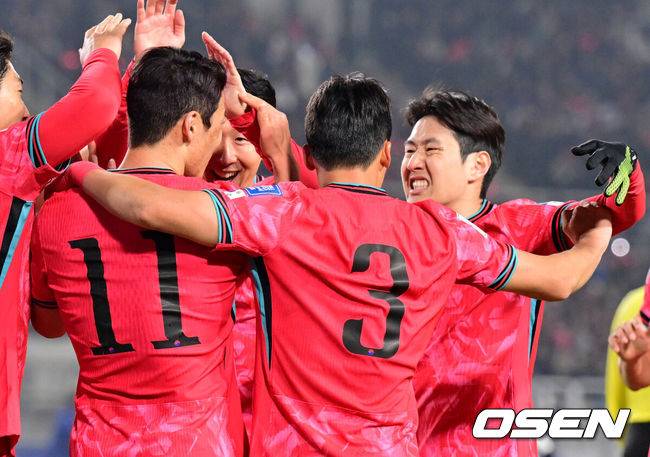 [OSEN=고양, 조은정 기자]대한민국 대표팀이 홈에서 오만에 1-1로 비겼다.&nbsp;홍명보(56)&nbsp;감독이 이끄는 한국 축구 대표팀은 20일 오후 8시 고양종합운동장에서 열린 2026 국제축구연맹(FIFA) 북중미 월드컵 아시아지역 3차 예선 B조 7차전 오만과 맞대결을 치러 1-1로 비겼다.전반 한국 손흥민, 이강인이 황희찬 선제골에 기뻐하고 있다. 2025.03.20 /cej@osen.co.kr