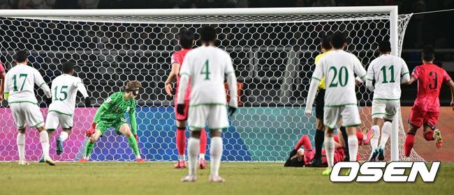 [OSEN=고양, 조은정 기자]20일 오후 경기도 고양종합운동장에서 2026 국제축구연맹(FIFA) 북중미 월드컵 아시아지역 3차 예선 B조 7차전 한국과 오만의 경기가 열렸다.승점 14점(4승 2무)으로 B조 1위를 유지하고 있는 한국이 오만전과 25일 예정된 요르단전에서 모두 승리해 승점 6점을 얻어낸다면, 6월 예정된 이라크, 쿠웨이트와 경기 결과와 상관없이 11회 연속 월드컵 본선 진출을  확정 짓는다. 후반 한국 이강인이 쓰러진 가운데 오만이 동점골을 넣고 있다. 2025.03.20 /cej@osen.co.kr