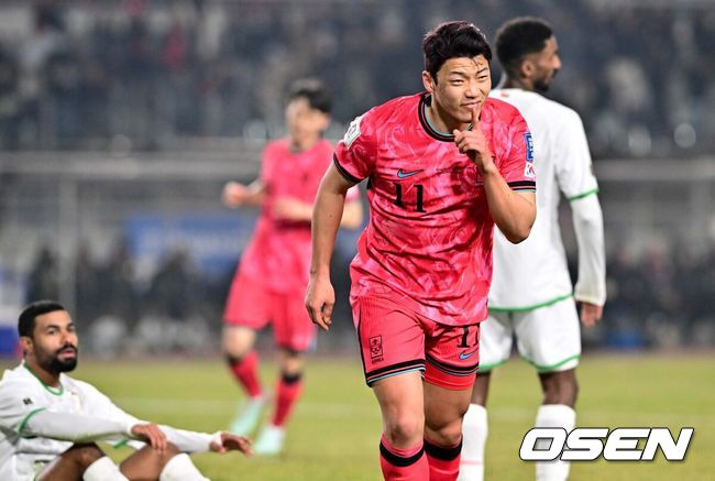 [OSEN=고양, 조은정 기자]20일 오후 경기도 고양종합운동장에서 2026 국제축구연맹(FIFA) 북중미 월드컵 아시아지역 3차 예선 B조 7차전 한국과 오만의 경기가 열렸다.승점 14점(4승 2무)으로 B조 1위를 유지하고 있는 한국이 오만전과 25일 예정된 요르단전에서 모두 승리해 승점 6점을 얻어낸다면, 6월 예정된 이라크, 쿠웨이트와 경기 결과와 상관없이 11회 연속 월드컵 본선 진출을  확정 짓는다. 전반 한국 황희찬이 선제골을 세리머니를 하고 있다. 2025.03.20 /cej@osen.co.kr