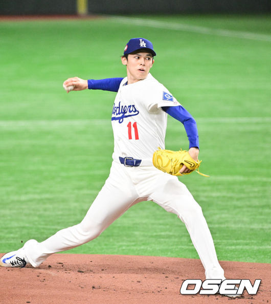 [OSEN=도쿄(일본), 박준형 기자] 19일 오후 일본 도쿄돔에서 MLB 월드투어 도쿄 개막시리즈 2차전 시카고 컵스와 LA 다저스의 경기가 진행됐다이날 선발투수로 시카고컵스는 저스틴 스틸을, LA다저스는 사사키를 내세웠다. 1회말 LA 다저스 선발 사사키 로키가 역투하고 있다.   2025.03.19 / soul1014@osen.co.kr