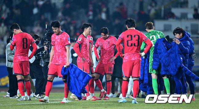 [OSEN=고양, 최규한 기자] 대한민국 대표팀이 홈에서 오만에 1-1로 비겼다.&nbsp;홍명보(56)&nbsp;감독이 이끄는 한국 축구 대표팀은 20일 오후 8시 고양종합운동장에서 열린 2026 국제축구연맹(FIFA) 북중미 월드컵 아시아지역 3차 예선 B조 7차전 오만과 맞대결을 치러 1-1로 비겼다. 경기를 마치고 한국 선수들이 아쉬워하고 있다. 2025.03.20 / dreamer@osen.co.kr