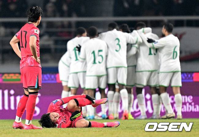 [OSEN=고양, 최규한 기자] 대한민국 대표팀이 홈에서 오만에 1-1로 비겼다.&nbsp;홍명보(56)&nbsp;감독이 이끄는 한국 축구 대표팀은 20일 오후 8시 고양종합운동장에서 열린 2026 국제축구연맹(FIFA) 북중미 월드컵 아시아지역 3차 예선 B조 7차전 오만과 맞대결을 치러 1-1로 비겼다. 후반 한국 이강인이 부상으로 쓰러져 고통스러워고 있다. 2025.03.20 / dreamer@osen.co.kr
