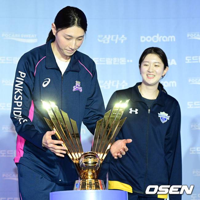 [OSEN=최규한 기자] 21일 오후 서울 청담동 리베라호텔에서 ‘도드람 2024-25 V리그’ 포스트시즌 미디어데이가 열렸다.이번 미디어데이에는 정규리그 1위로 챔피언결정전에 직행한 현대캐피탈과 흥국생명을 비롯해 플레이오프에서 맞붙는 대한항공과 KB손해보험(남자부), 정관장과 현대건설(여자부) 감독 및 대표선수가 나와 각오를 전한다. 흥국생명 김연경이 기념촬영을 마친 뒤 우승 트로피를 들어보고 있다. 2025.03.21 / dreamer@osen.co.kr