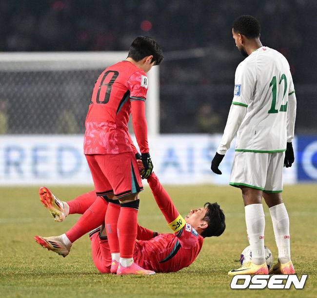[OSEN=고양, 이대선 기자] 20일 오후 경기도 고양종합운동장에서 2026 국제축구연맹(FIFA) 북중미 월드컵 아시아지역 3차 예선 B조 7차전 한국과 오만의 경기가 열렸다.승점 14점(4승 2무)으로 B조 1위를 유지하고 있는 한국이 오만전과 25일 예정된 요르단전에서 모두 승리해 승점 6점을 얻어낸다면,&nbsp;6월&nbsp;예정된&nbsp;이라크, 쿠웨이트와 경기 결과와 상관없이 11회 연속 월드컵 본선 진출을 &nbsp;확정 짓는다.후반 한국 이강인이 반칙으로 넘어진 손흥민을 일으켜 세우고 있다. 2025.03.20 /sunday@osen.co.kr