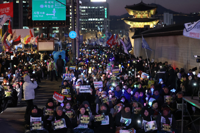 ▲19일 서울 종로구 동십자각 앞에서 열린 '내란수괴 윤석열 즉각 파면 긴급행동'에서 참석자들이 윤 대통령의 탄핵을 촉구하고 있다. ⓒ연합뉴스