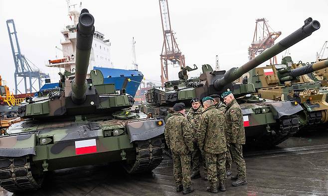 폴란드 군인들이 K-2 전차 앞에서 대화를 나누고 있다. 세계일보 자료사진