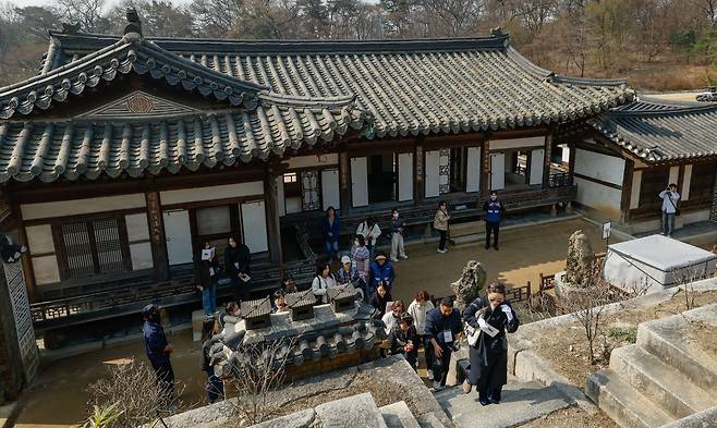 춘분이 하루 지난 21일 서울 종로구 창덕궁에서 열린 '봄을 품은 낙선재' 행사에서 시민들이 낙선재 일원을 관람하고 있다.