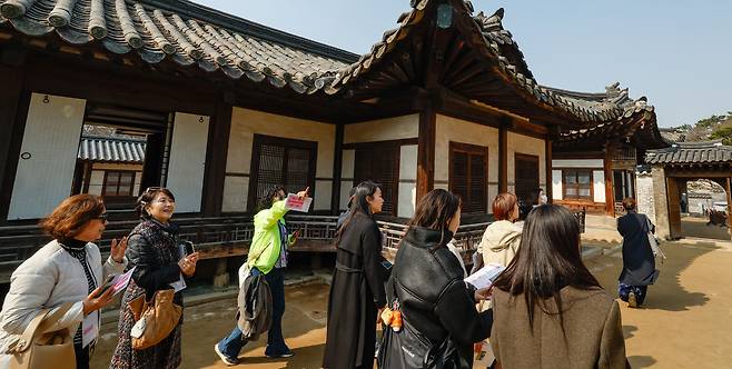 춘분이 하루 지난 21일 서울 종로구 창덕궁에서 열린 '봄을 품은 낙선재' 행사에서 시민들이 낙선재를 관람하고 있다.