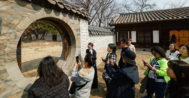 춘분이 하루 지난 21일 서울 종로구 창덕궁에서 열린 '봄을 품은 낙선재' 행사에서 시민들이 낙선재 만월문을 관람하고 있다.