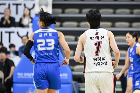 아산 우리은행 김단비와 부산 BNK 박혜진이 지난달 6일 아산 이순신체육관에서 열린 2024~25 정규시즌 경기에서 다른 유니폼을 입고 나란히 뛰고 있다. WKBL 제공