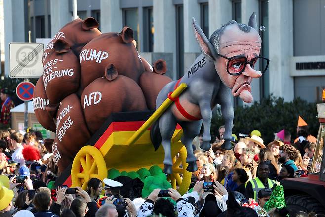 3월3일 독일 뒤셀도르프의 카니발 퍼레이드에서 메르츠 기민당 대표를 당나귀로 묘사한 조형물이 등장했다. ⓒREUTERS