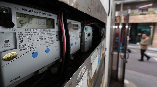 한전은 2분기에 적용할 연료비 조정 단가를 현재와 같은 ㎾h당 5원으로 유지한다고 21일 밝혔다. 사진은 서울 마포구의 한 건물에 설치된 전력량계 ⓒ연합뉴스