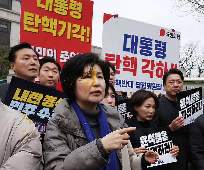 윤석열 대통령 탄핵심판 선고일 발표가 늦어지고 있는 가운데 20일 서울 종로구 헌법재판소 앞에서 기자회견에 참여 중이던 백혜련 더불어민주당 의원이 달걀을 맞은 채 발언하고 있다. ⓒ연합뉴스