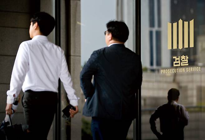 서울 서초구 서울중앙지검 건물로 검찰 관계자들이 들어가고 있다. ⓒ시사저널 사진자료