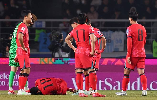 20일 경기도 고양종합운동장에서 열린 2026 북중미 월드컵 아시아 3차 예선 B조 7차전 대한민국과 오만의 경기. 오만에게 동점골을 허용한 대표팀 선수들이 부상을 입은 이강인 주위로 모여 걱정하고 있다. <저작권자(c) 연합뉴스, 무단 전재-재배포, AI 학습 및 활용 금지>