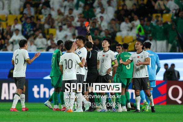 ▲ 중국 축구대표팀이 사우디아라비아에 무승부 이상을 거둘 것이라 꿈을 꿨지만, 린 량밍의 쿵푸킥 퇴장에 0-1 패배로 C조 꼴찌라는 현실과 마주했다.